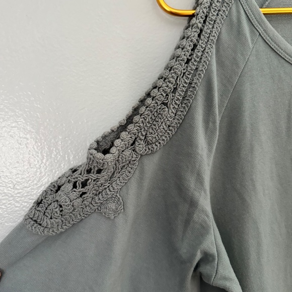 KNOX ROSE BLUE AMBRE COLD SHOULDERS LONG SLEEVE WITH DECORATIVE EMBROIDERY - Picture 2 of 6